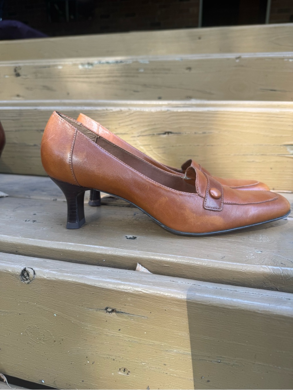 Vtg Classic Tan Leather Mid-Heel Loafer Pumps